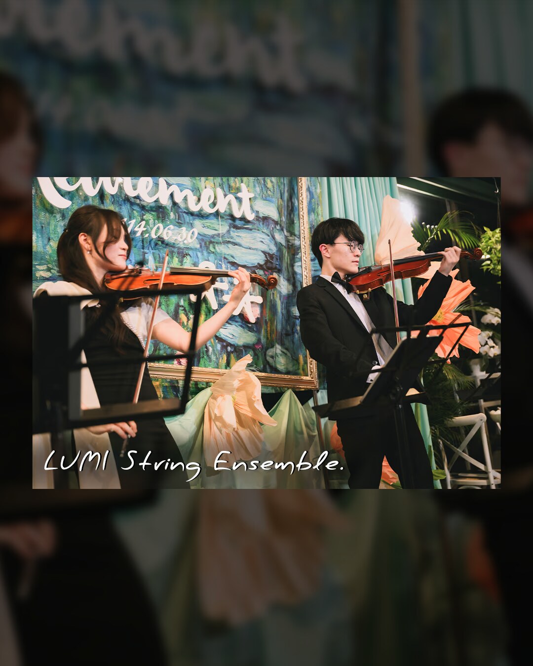 Lumi String Ensemble 直式宣傳模板，兩位小提琴演奏者在婚禮佈置前演出，附 Welcome 14.06.30 與 LUMI String Ensemble 文字