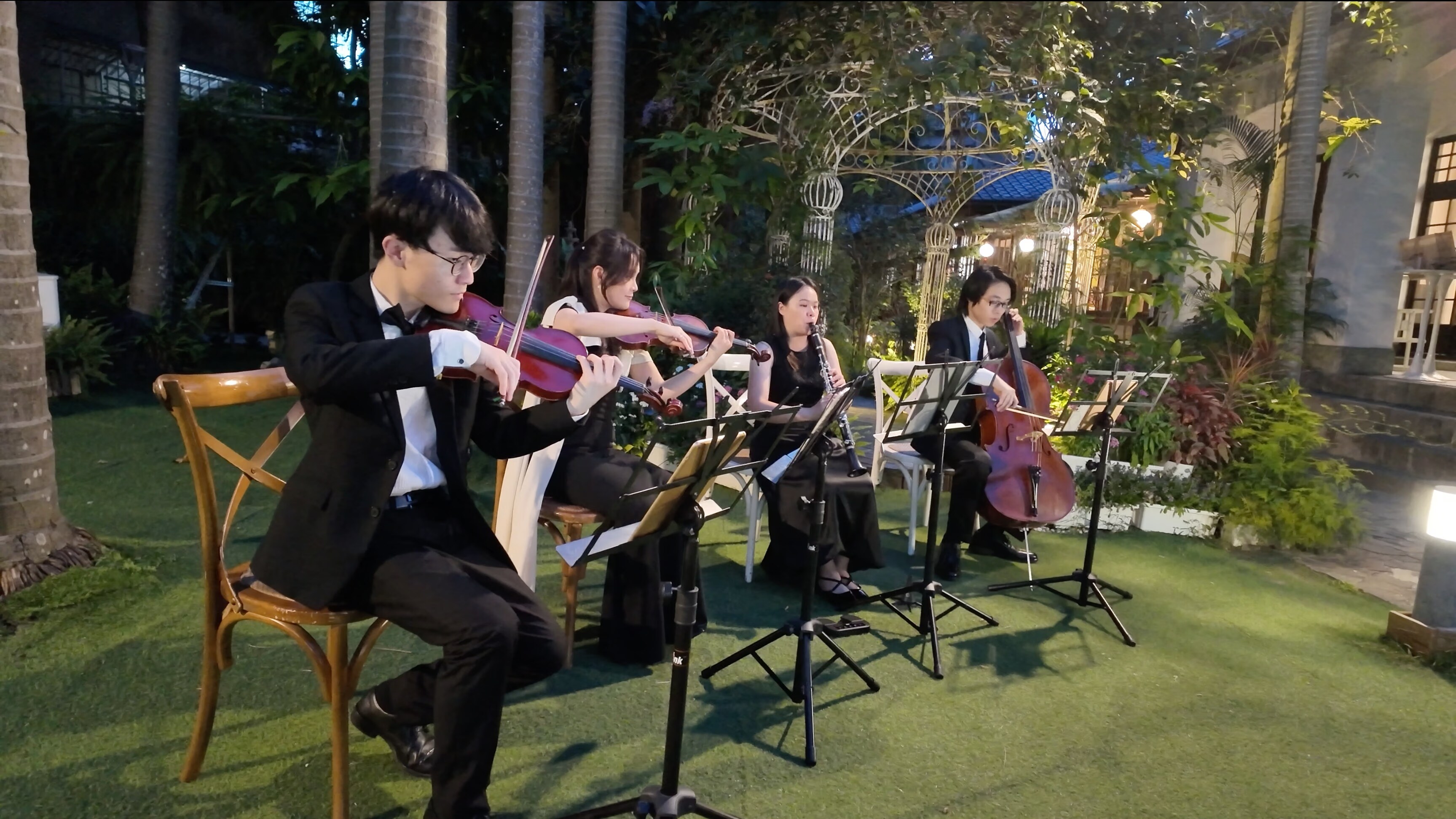 戶外婚禮現場，弦樂演奏者在庭院中演出